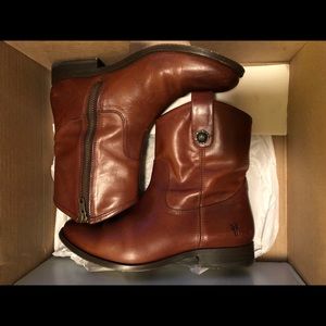 Frye Melissa Button short boot. Size 8, cognac